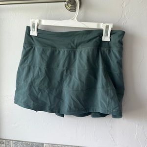 Lululemon tennis skirt green size 6 Pace rival mid rise skirt